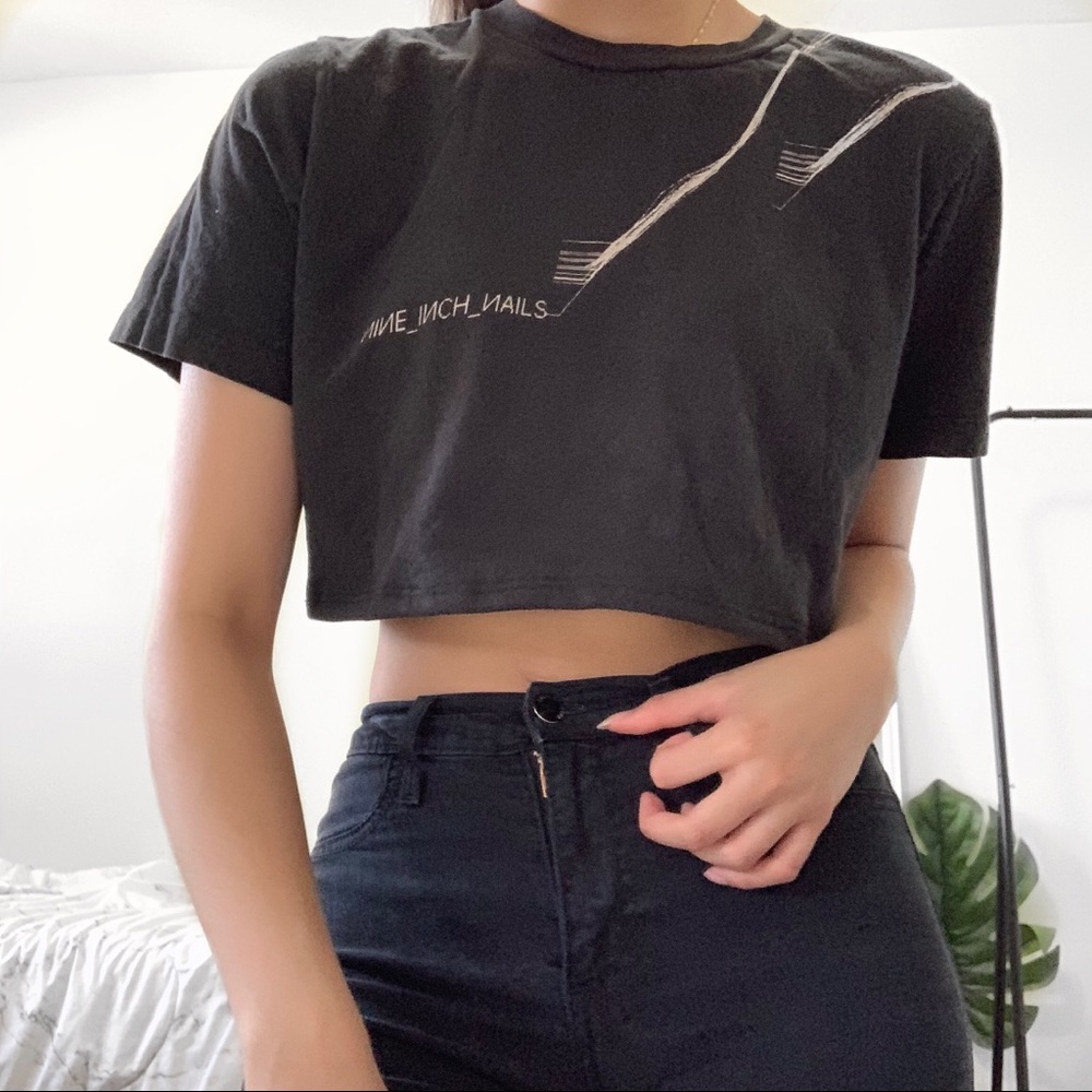 CROPPED GRAPHIC TEE